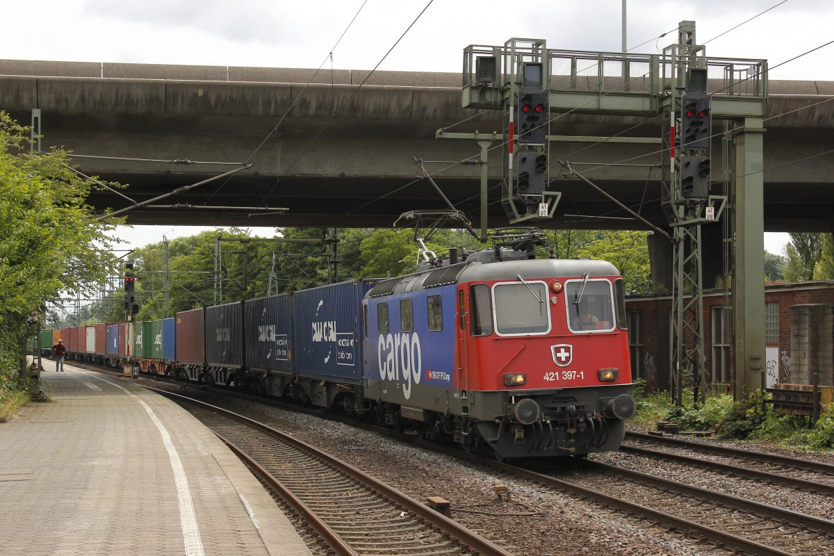 421 397-1 SBB Cargo mit einem Containerzug am 20.07.2015 in Hamburg Harburg.