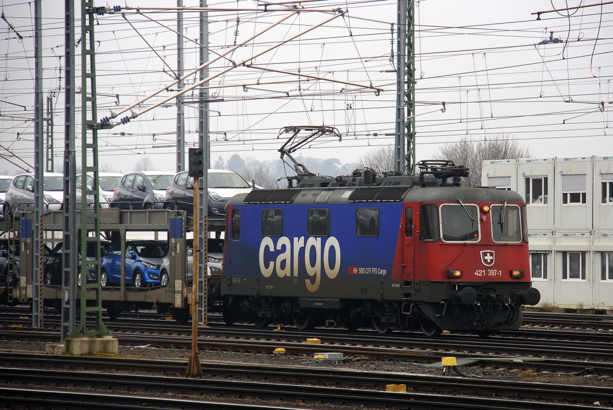 421 397-1 von SBB-Cargo steht in Aachen-West mit einem Hyundai-Autozug aus Polen nach Belgien.
Aufgenommen vom Bahnsteig in Aachen-West. 
Bei Nieselregen am Morgen vom 21.3.2016. 