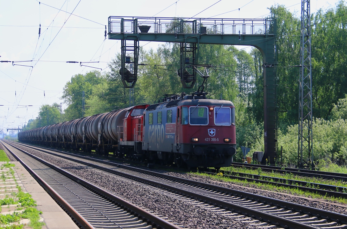 421 659-6 mit der WFL Lok 14 (346 659-6) und Kesselwagenzug in Fahrtrichtung Wunstorf. Aufgenommen am 29.04.2014 in Dedensen-Gümmer.