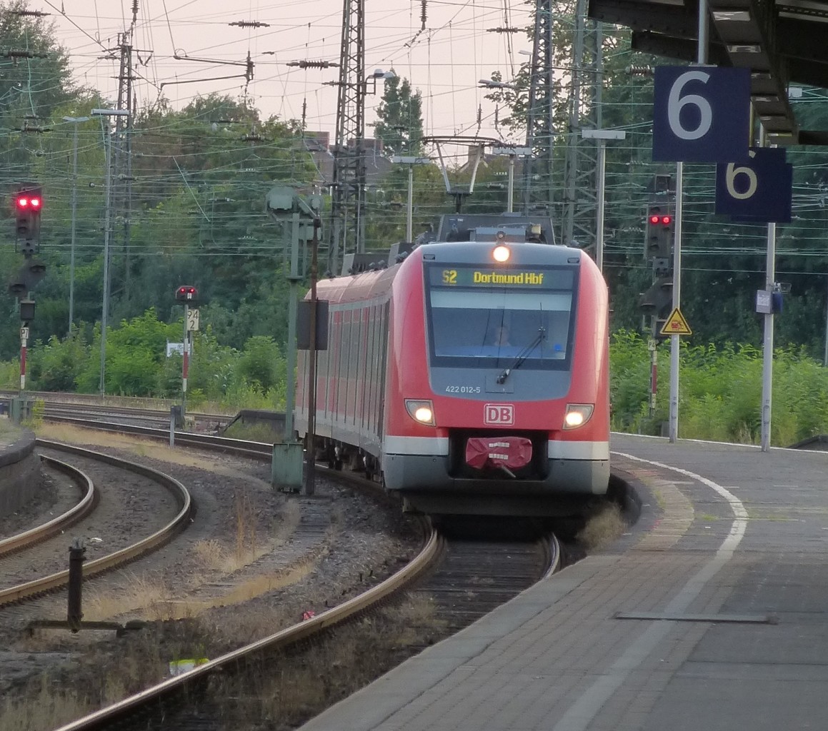 422 012-5 fhrt hier am 20.08.2013 als S2 nach Dortmund Hbf in den Bahnhof von Wanne-Eickel ein.