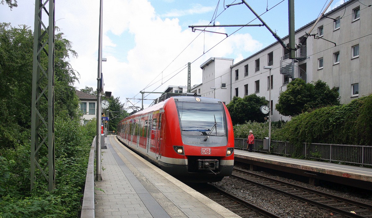 422 024-0 DB fährt durch Aachen-Schanz und fährt in Richtung Aachen-Hbf.
Bei Sonne und Wolken am Morgen vom 20.6.2015.