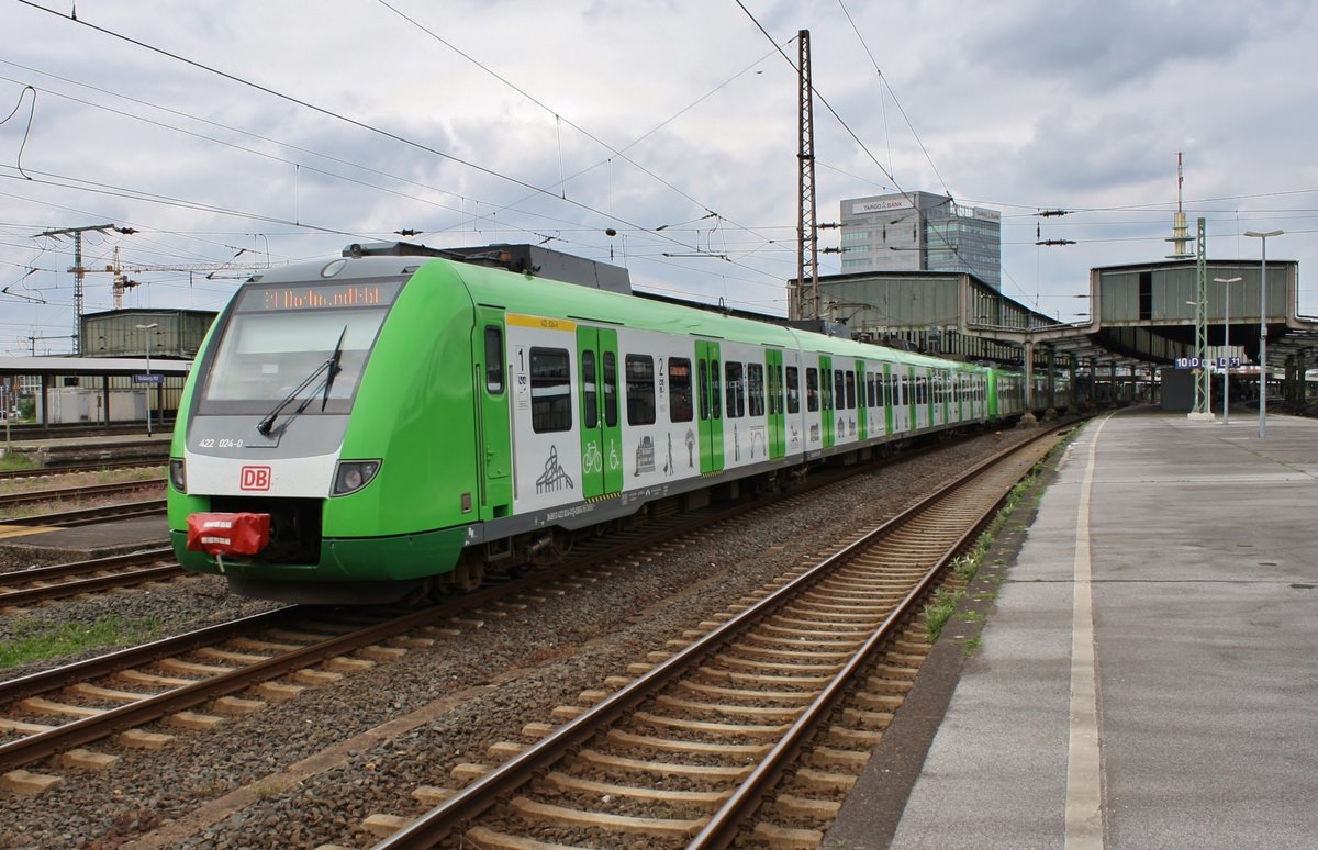 422 024-0 fährt am 26.05.2019 als S1 von Solingen Hauptbahnhof nach Dortmund Hauptbahnhof in den Duisburger Hauptbahnhof ein. 