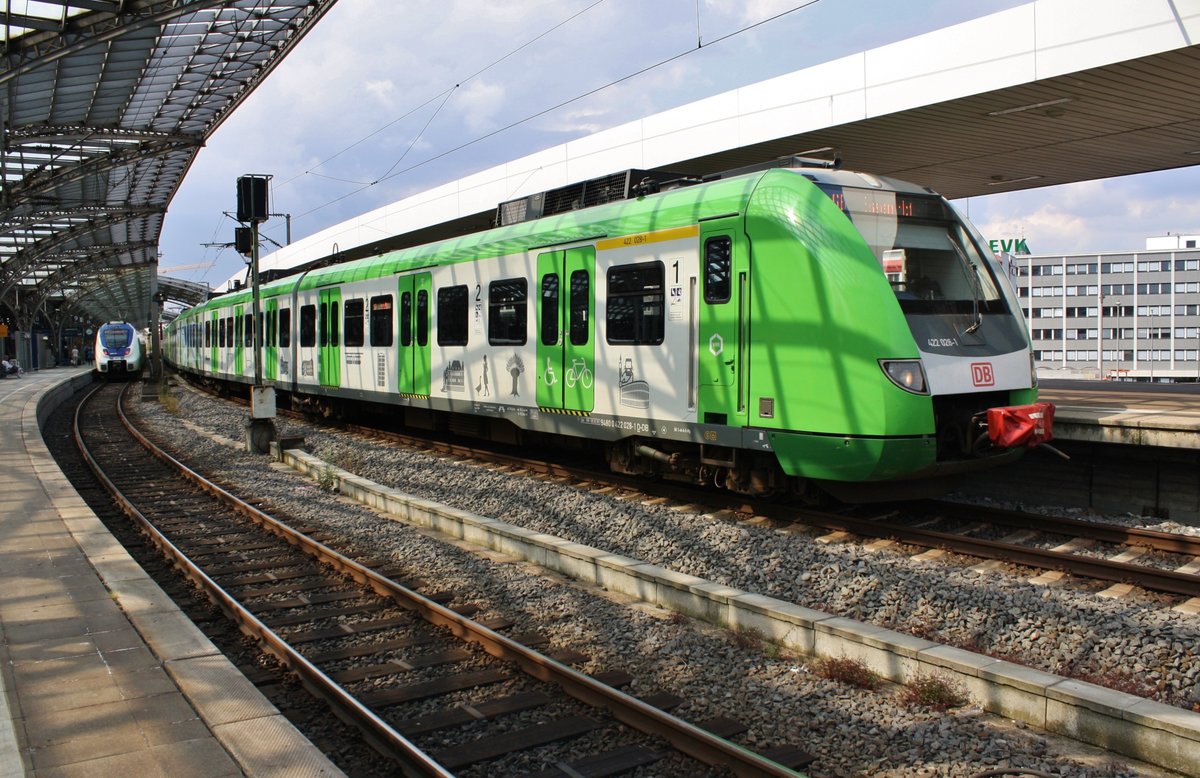 422 028-1 verlässt am 13.07.2019 als S6 von Köln-Nippes nach Essen Hauptbahnhof den Kölner Hauptbahnhof. 