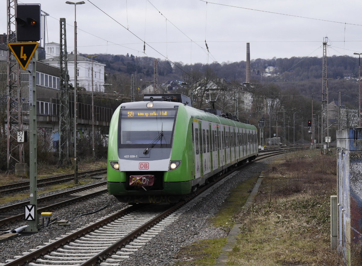 422 028 im neuen NRW-SBahn-Design bei der Einfahrt in die Station Wuppertal-Steinbeck (S 9 Bottrop - Wuppertal, 5.3.18).