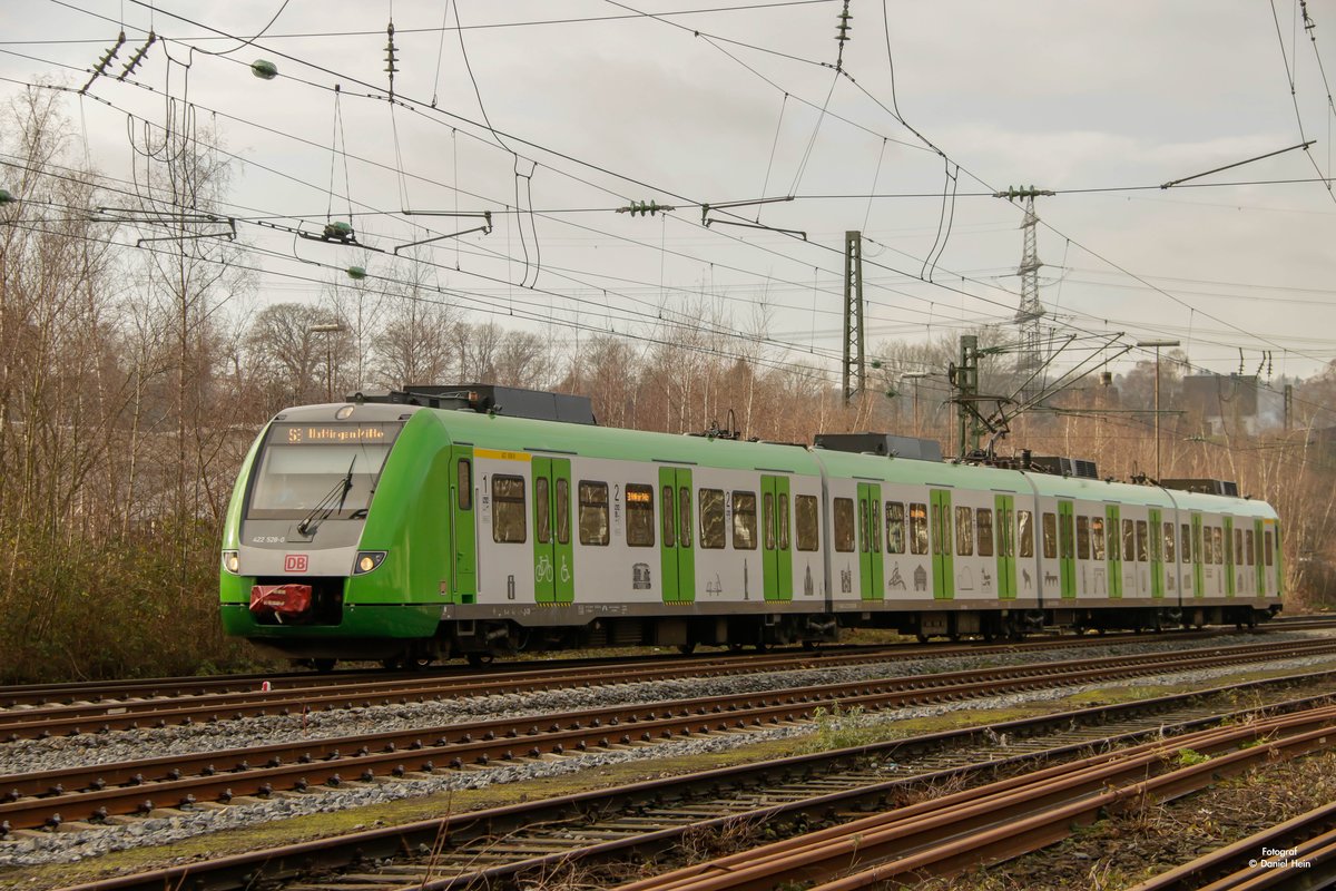 422 028  VRR  als S3 in Hattingen an der Ruhr, am 16.12.2017.