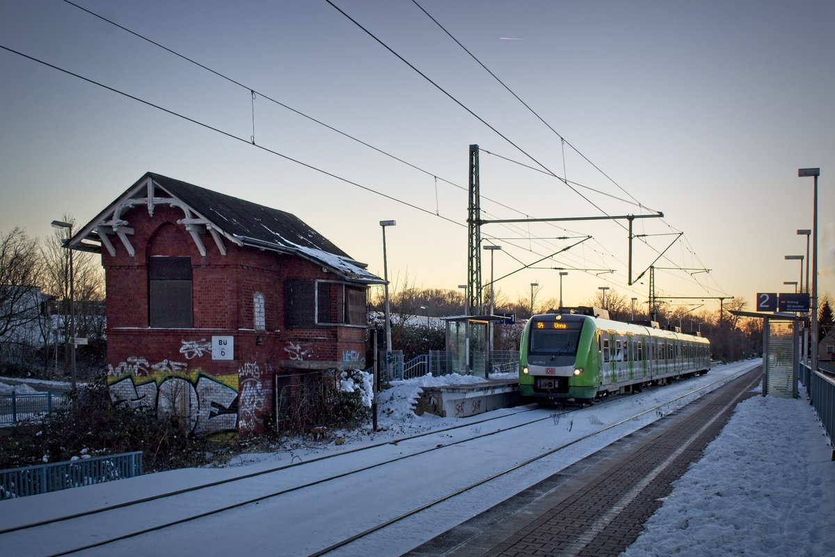 422 035-6 als S4 nach Unna steht am 13.02.2021 am Haltepunkt Dortmund-Wickede vor dem ehemaligen Schrankenposten 