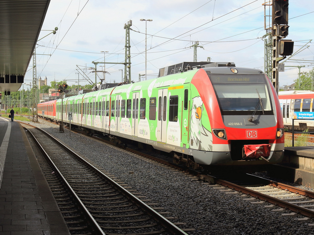 422 056-2 mit einem weiteren unbekannten 422er als S1 am 28. Juli 2017 als Werbeträger im Hauptbahnhof von Düsseldorf. 