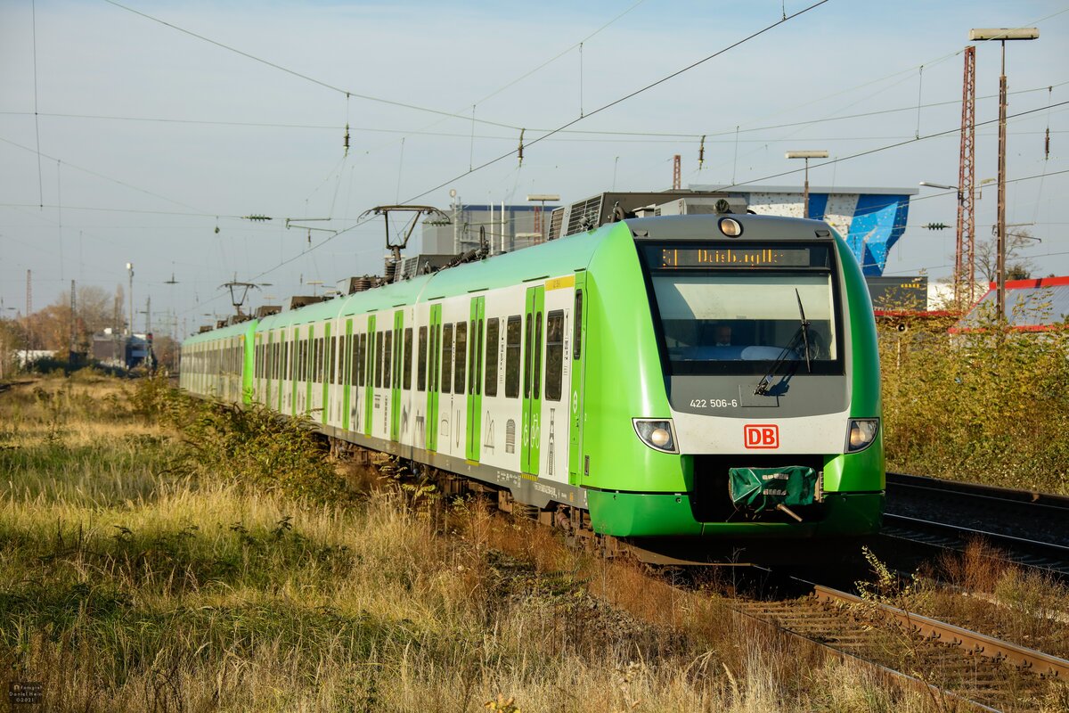 422 506-6 DB als S1 nach Duisburg Hbf auf dem Gegengleis in Hilden, November 2021.
