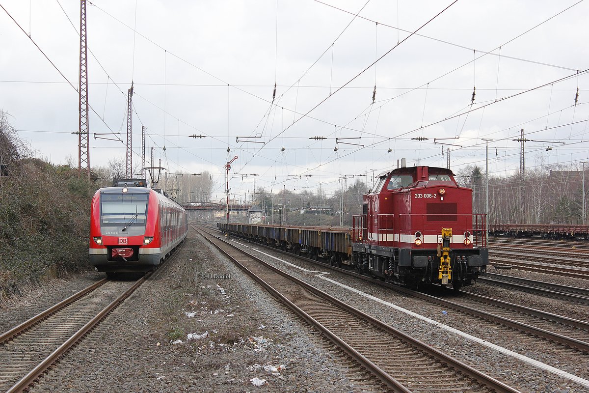 422 530-6 als S6 & links EfW 203 006-2 in D�sseldorf Rath, M�rz 2016.