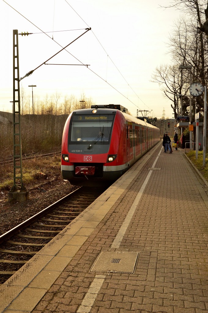 422 536-3 am Bahnsteig in Hattingen Ruhr als S3 nach Hattingen Mitte. 8.3.2015