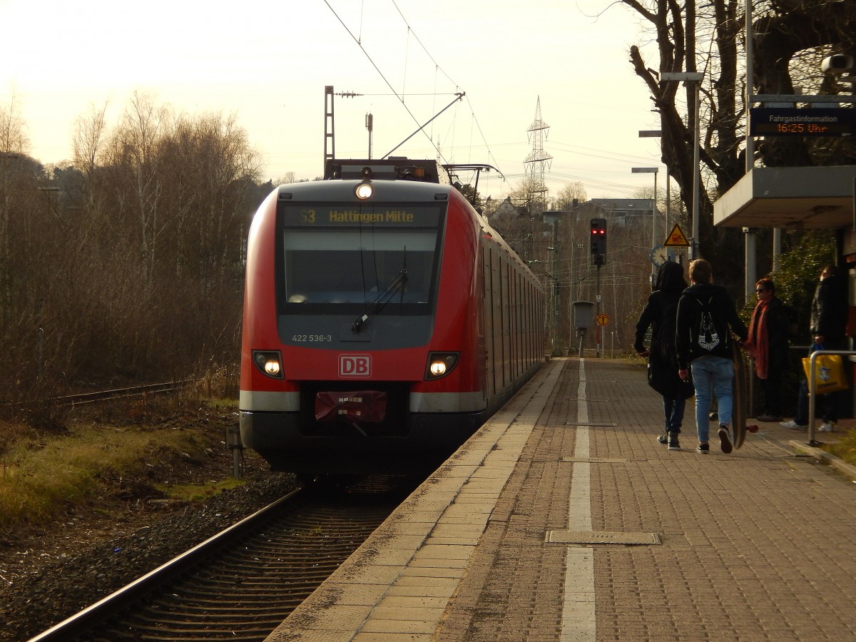 422 536-3 kommt als S3 in den Bahnhof Hattingen Mitte eingefahren.

Hattingen 08.03.2015