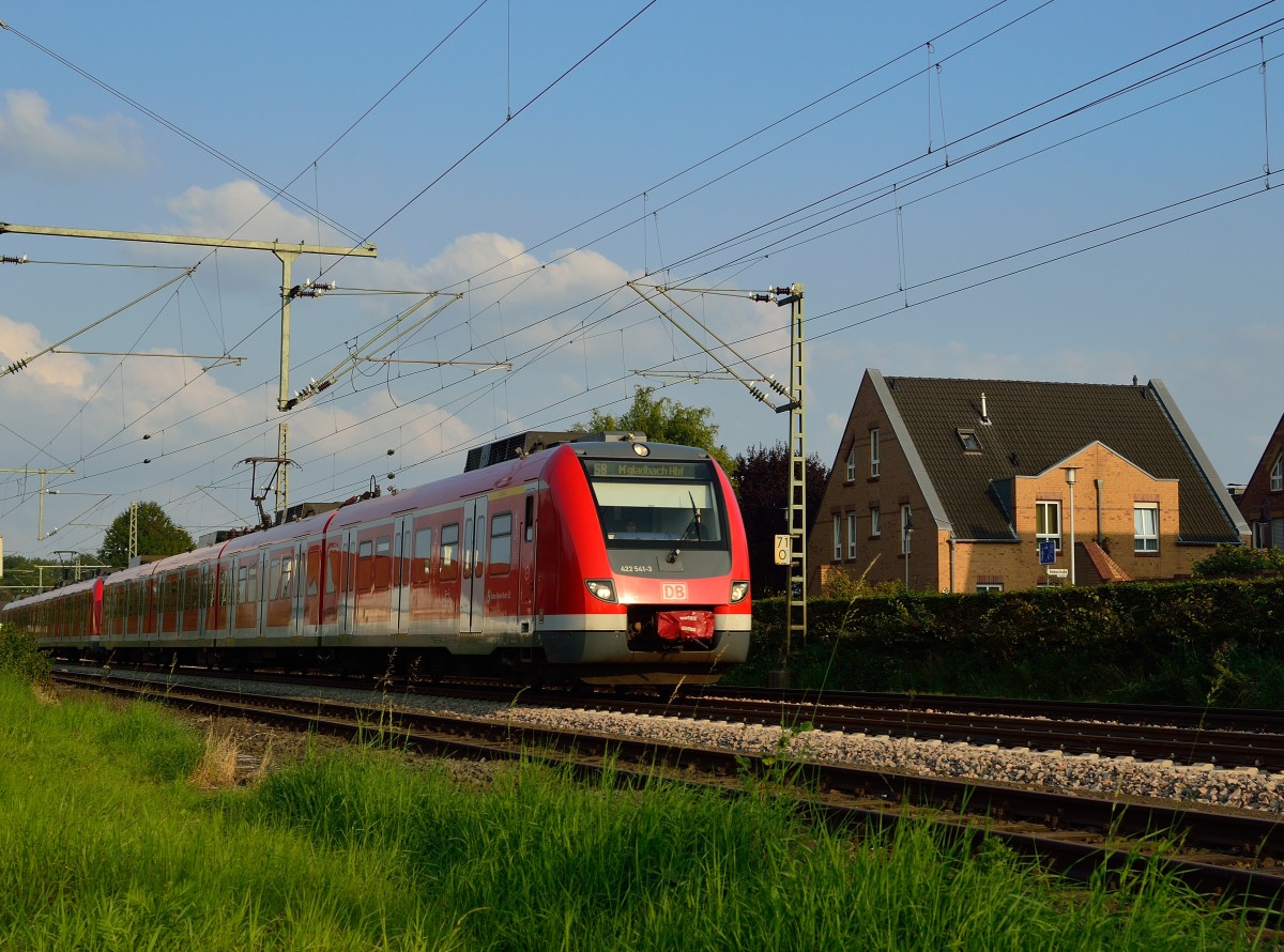 422 541-3 bei der Ausfahrt in Kleinenbroich als S8 nach Mönchengladbach.14.9.2014
