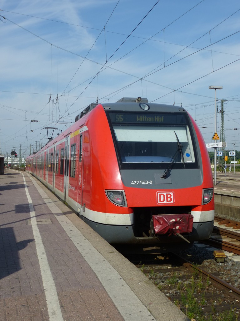 422 543-9 steht hier am 21.08.2013 als S5 nach Witten Hbf im Dortmunder Hbf zur Abfahrt bereit.