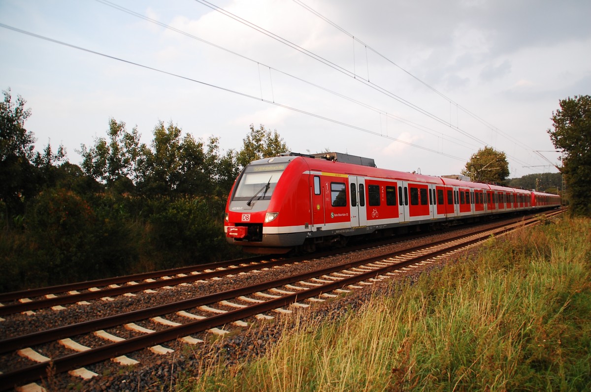 422 563-7 führt zwischen Kleinenbroich und Korschenbroich einen S6 Zug nach Mönchengladbach.31.8.2011