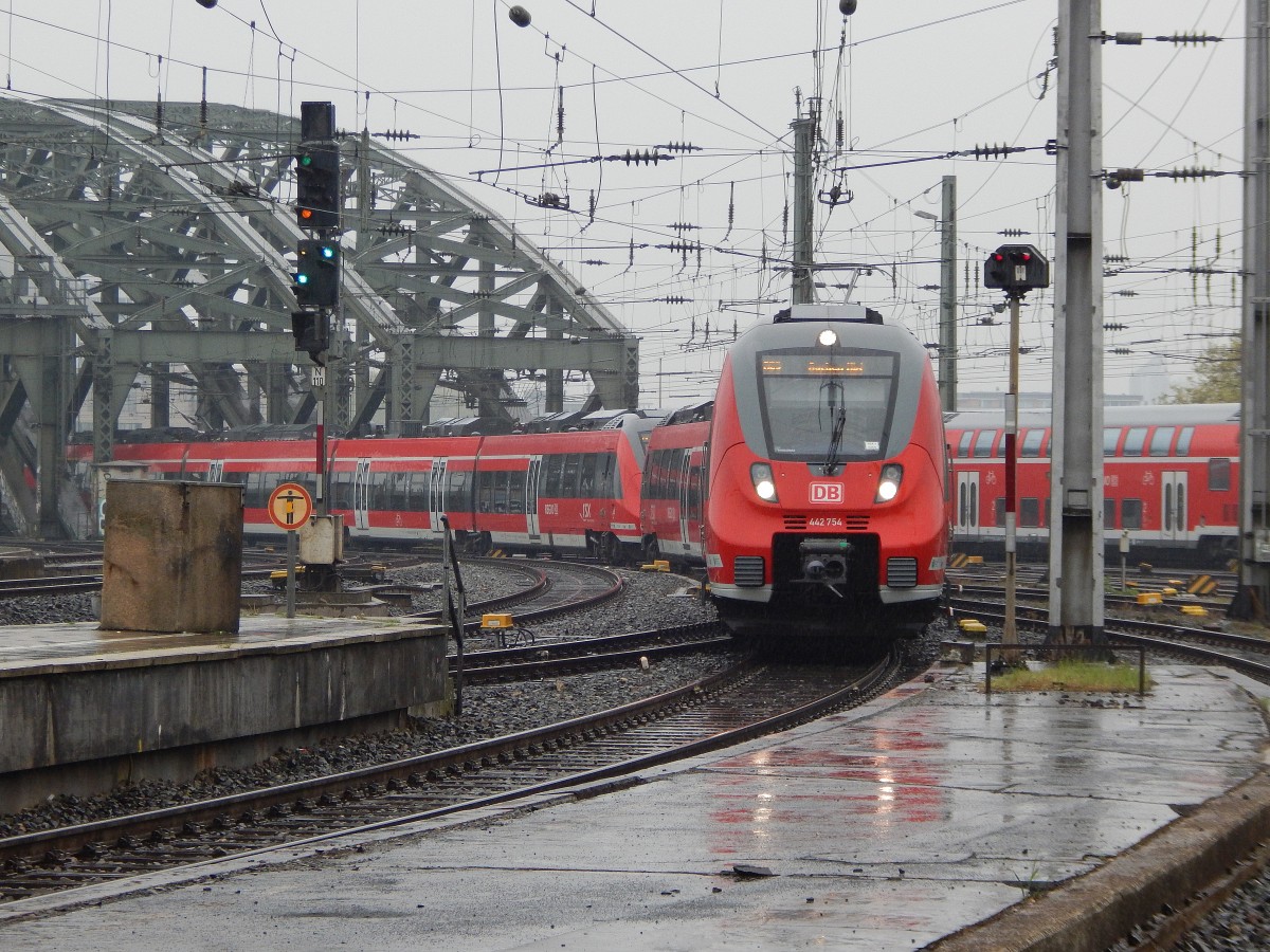 422 754 kommt als RE9 nach Aachen bei Regen in den Kölner Hbf eingefahren und stellt sich gleich hinter den Thalys welcher ebenfalls auf Gleis 9 steht.

Köln 25.04.2015