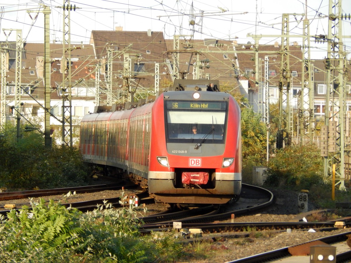422er als S6? Nein noch haben sie die x-Wagen nicht abgelöst. 422 048-9 kam am 2.11.14 durch den Düsseldorfer HBF gefahren. Welches Ziel der Zug hatte ist unbekannt. Die Anzeige zeigt dieses Mal leider das falsche Ziel an.

Düsseldorf 02.11.2014