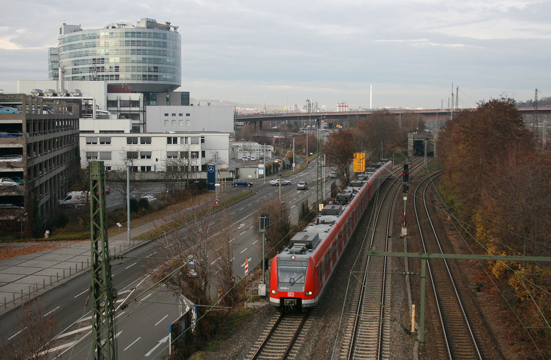 423 002 + 423 006 wurden ebenfalls vom Fußgängersteg in Stuttgart-Untertürkheim dokumentiert.
Das Foto wurde am 24. November 2011 aufgenommen.
S 1 von Herrenberg nach Kirchheim (Teck).
