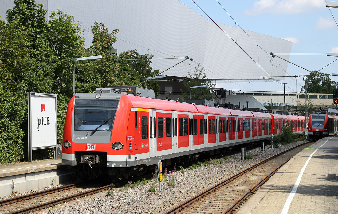 423 014 + 423 005 wurden während des Fahrgastwechsels in der Station Stuttgart Neuwirtshaus/Porscheplatz dokumentiert.
Bei dem Gebäude im Hintergrund handelt es sich um das Porschemuseum.
Aufnahmedatum: 17.07.2016