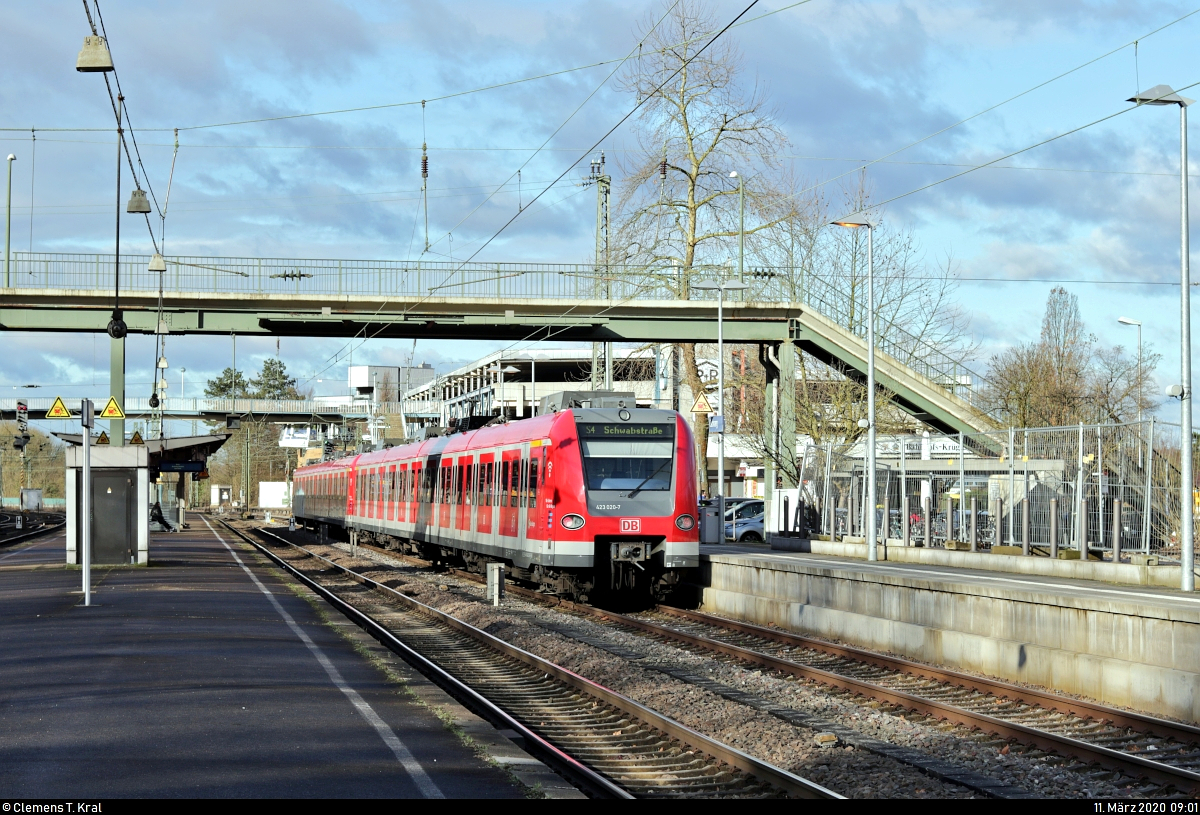 423 020-7 und 423 512 der S-Bahn Stuttgart als S4 nach Stuttgart Schwabstraße stehen im Startbahnhof Backnang auf Gleis 1.
[11.3.2020 | 9:01 Uhr]