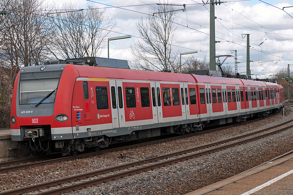 423 029-8 ( 94 80 0423 029-8 D-DB ), Alstom (LHB) 423.0-046, Baujahr 1999, Eigentümer: DB Regio AG - Region Baden-Württemberg, Fahrzeugnutzer: S-Bahn Stuttgart, [D]-Stuttgart, Bh Plochingen, 28.02.2014, Waiblingen 
