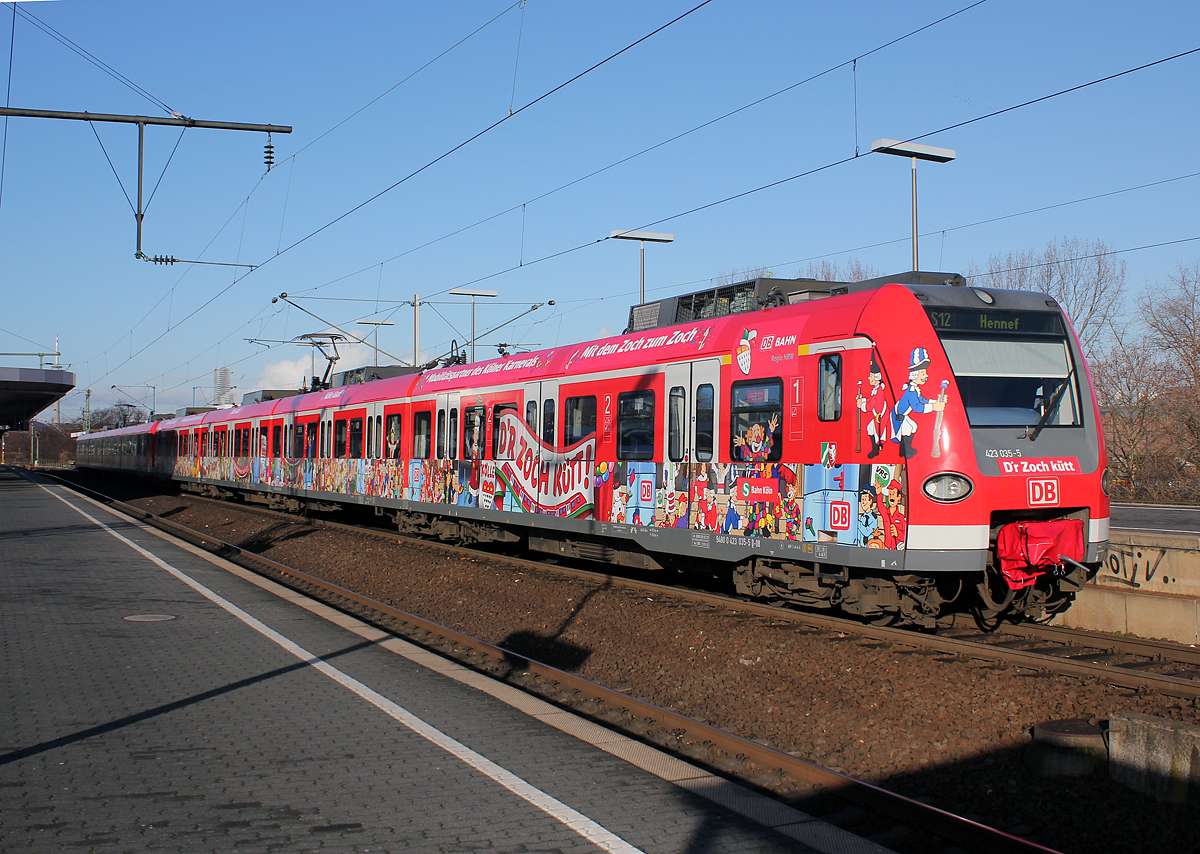 423 035-5 wirbt für den Kölner Karneval, hier auf der S12 (Düren-Hennef) am 12.02.2014 in Köln Messe/Deutz