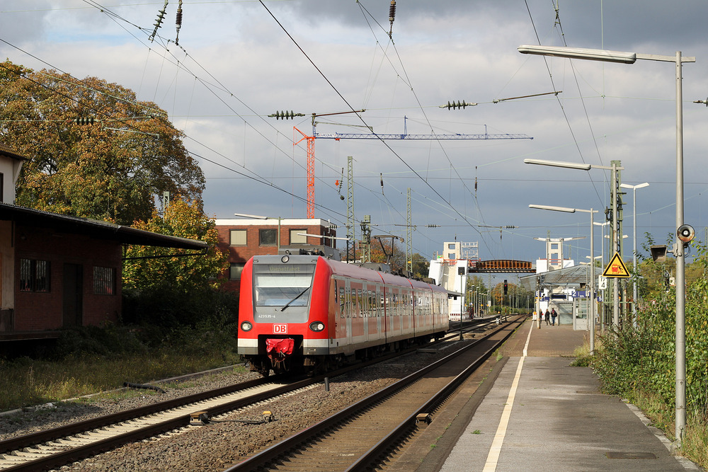 423 035 wurde auf seiner Überführungsfahrt von Hagen nach Köln-Deutzerfeld in Opladen (Leverkusen) fotografiert.
Mittlerweile sieht es hier komplett anders aus.
Aufnahmedatum: 15.10.2014