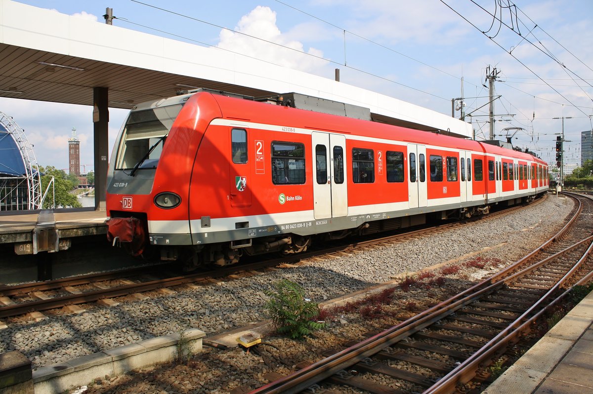 423 038-9 verlässt am 13.07.2019 als S12 von Köln-Ehrenfeld nach Au(Sieg) den Kölner Hauptbahnhof. 