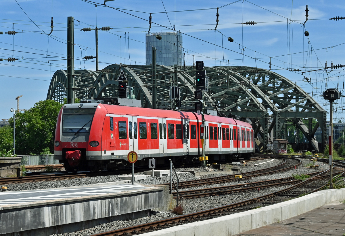 423 044-7 S-Bahn Köln, von Hohenzollernbrücke, Einfahrt Hbf Köln - 12.07.2022