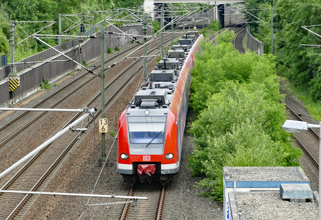 423 047-0 RB nach Düren bei der Einfahrt nach Frechen-Königsdorf - 13.06.2017