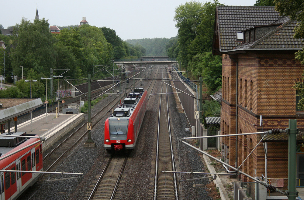 423 047 passiert auf seiner Leerfahrt Richtung Köln den Haltepunkt sowie das ehemalige Bahnhofsgebäude von Frechen-Königsdorf.
Aufnahmedatum: 17.06.2011