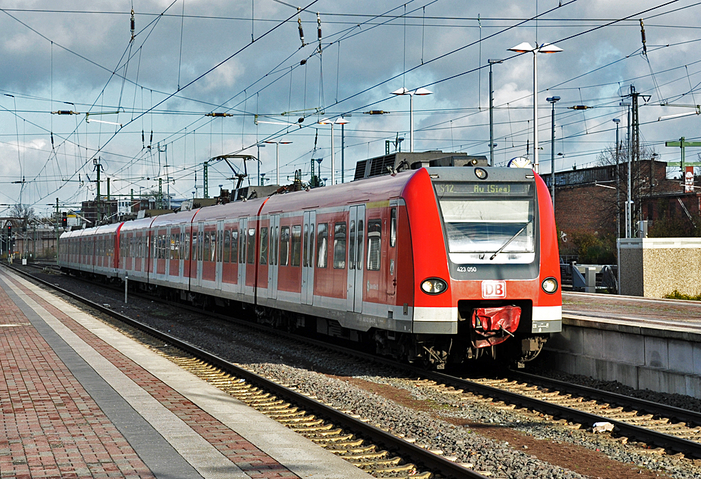 423 050 S12 der S-Bahn Köln bei der Einfahrt in den Bf Düren - 13.11.2013
