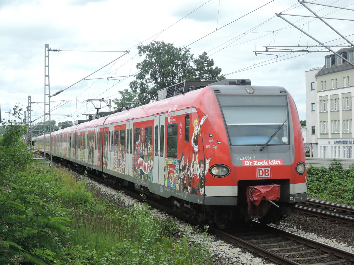 423 051-2 fährt am 10.06.2022 um 13:48 Uhr als S9 nach Au (Sieg) mit rund 15 Minuten Verspätung in Siegburg/Bonn ein. 