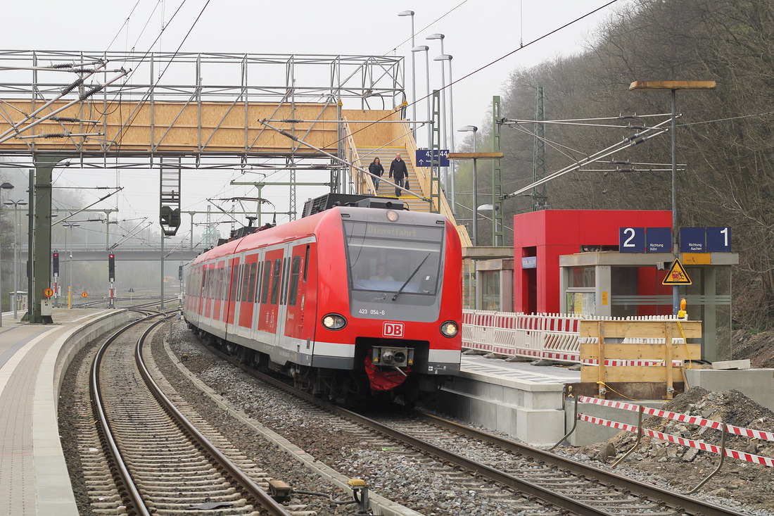 423 054 auf Überführungsfahrt von Aachen Rothe Erde nach Köln.
Fotografiert am 3. April 2017 im Bahnhof Stolberg (Rheinland).