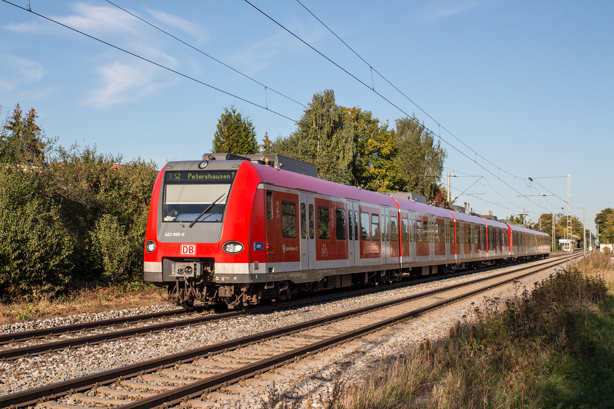 423 085-0 war am frühen Abend des 02.10.15 als S2 von Erding nach Petershausen in Poing unterwegs.