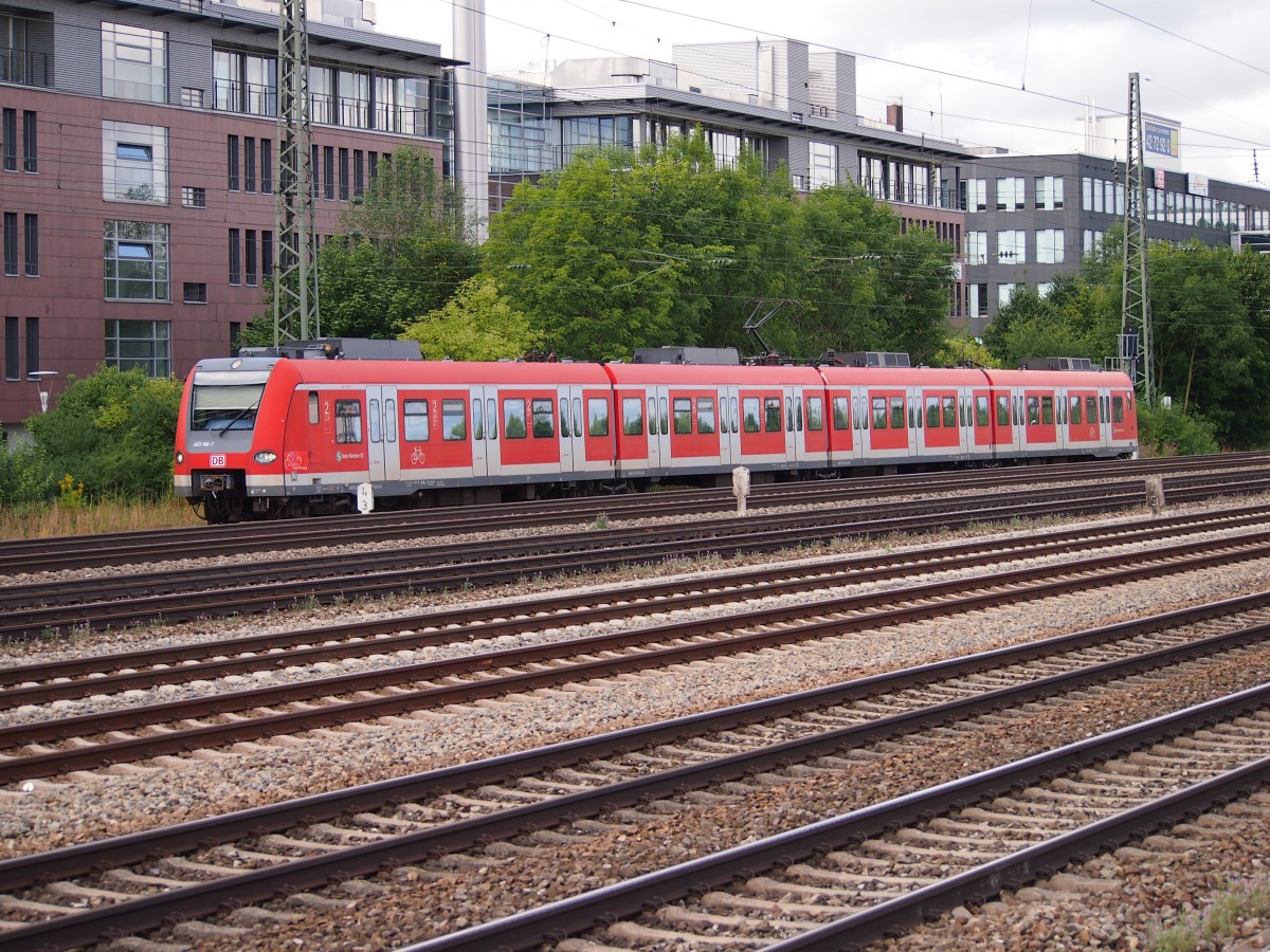 423 100 pendelte als Vollzug auf der S 20. Am 03.08.12 als S 8163 von Pasing nach Deisenhofen auf Höhe Landsberger Abzweig.