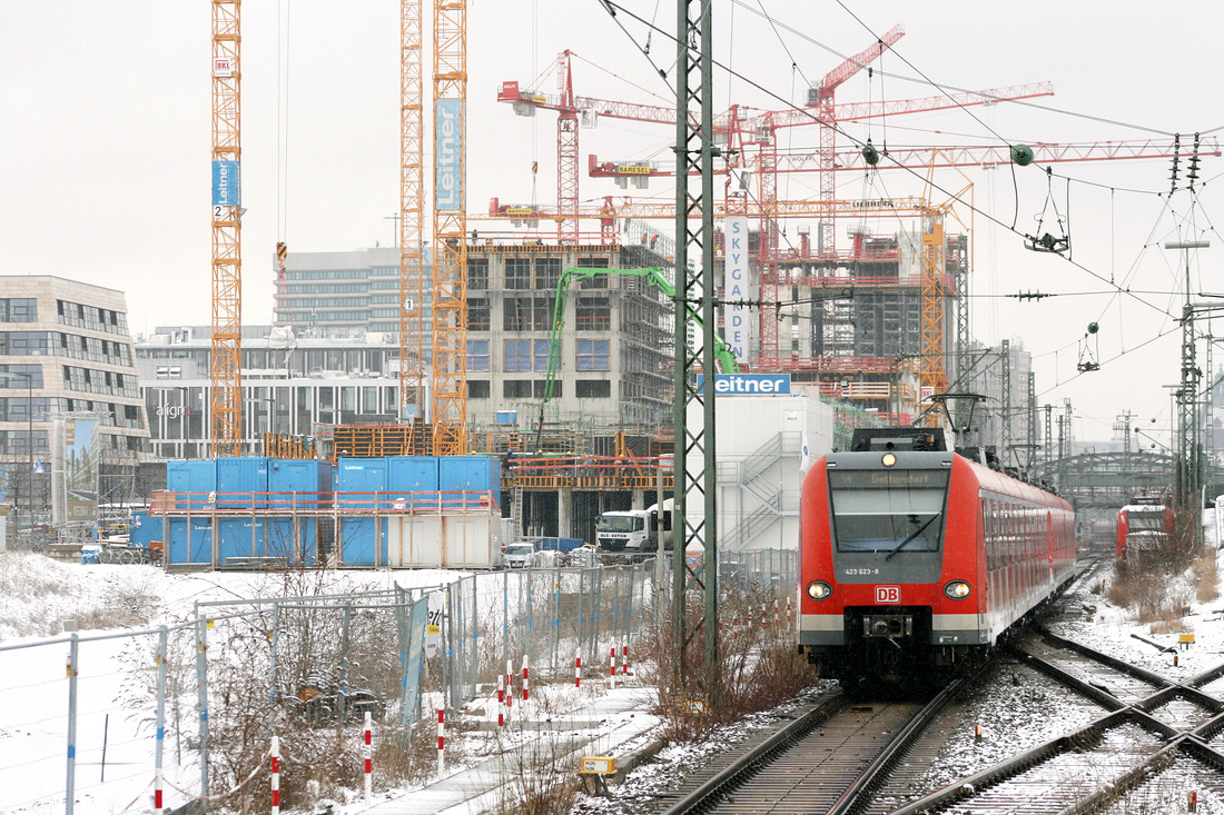 423 123 + 423 xxx als  S 4 Ebersberg (Oberbayern) -Geltendorf im Bereich der Station München Donnersberger Brücke.
Aufgenommen am 15. März 2010.
Mittlerweile sind die im Hintergrund im Bau befindlichen Gebäude natürliche alle längst fertiggestellt.