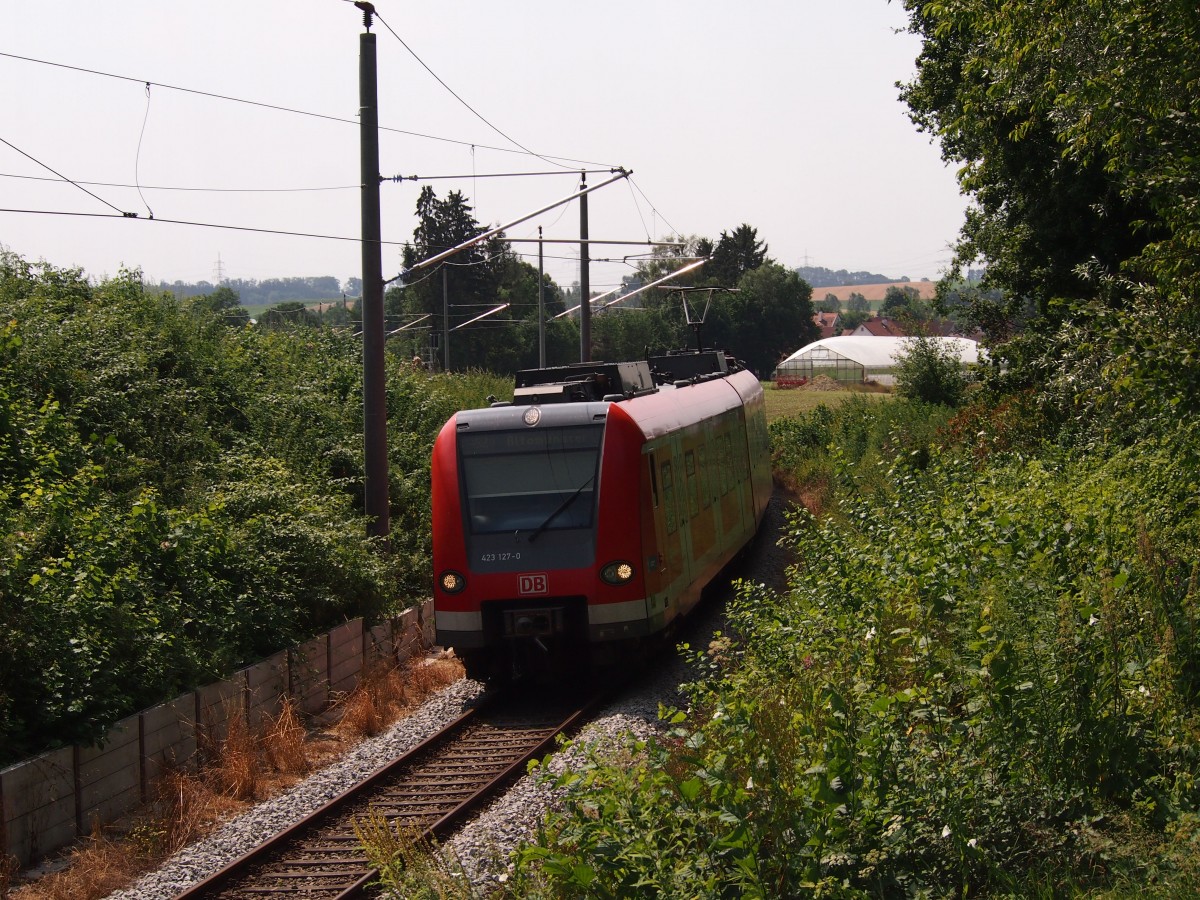 423 127 fährt als S2 (6248) von Dachau nach Altomünster. Am 19.07.15 aufgenommen kurz hinter Bachern.
