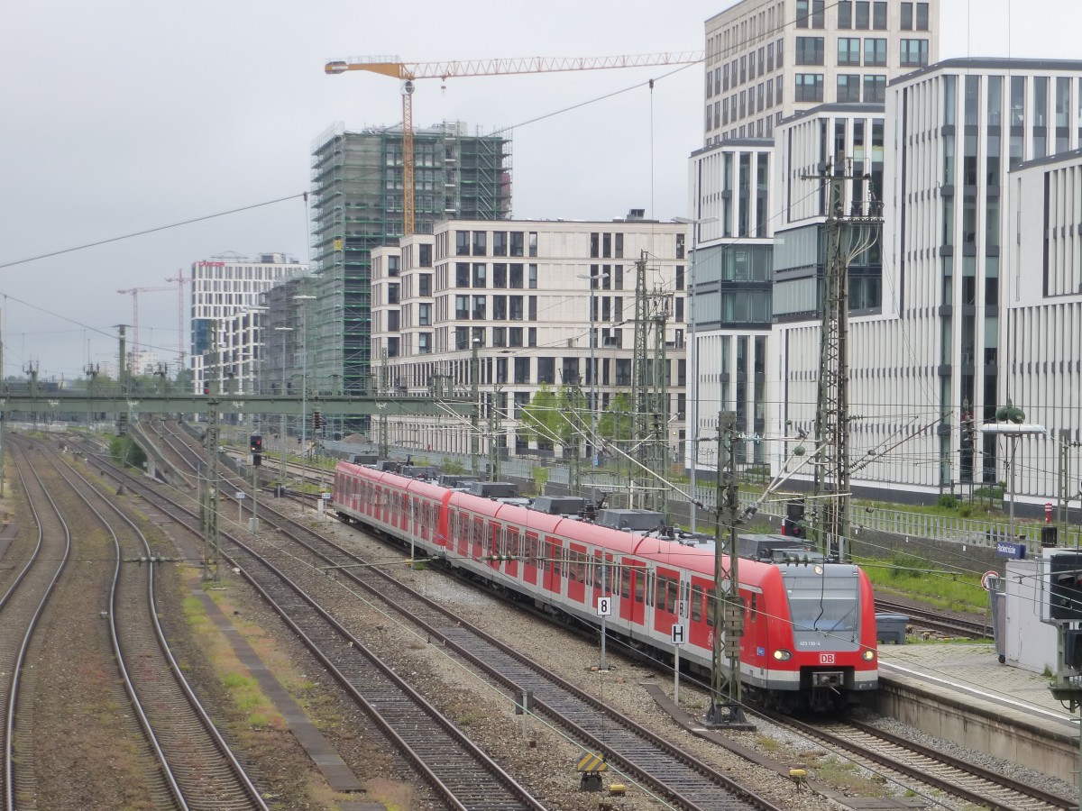 423 130-4 fuhr am 02.05.2015 in die S-Bahn Station  Hackerbrücke  ein.