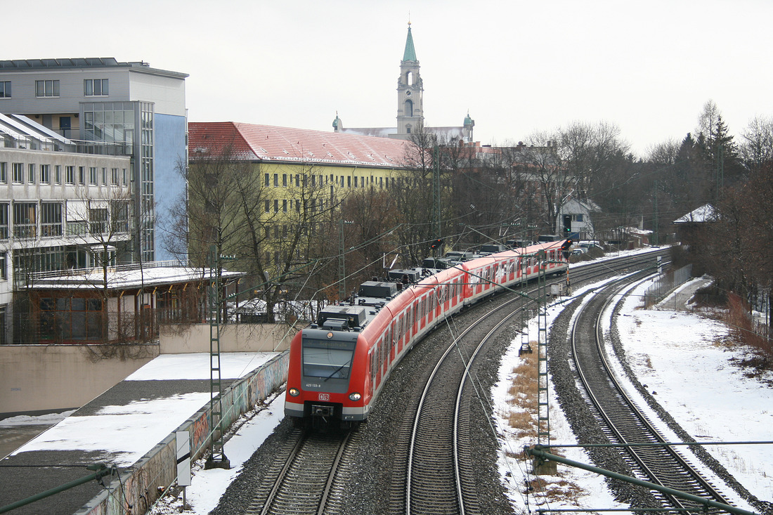 423 133 + 423 101 als  S 7 Wolfratshausen - Kreuzstraße.
Aufgenommen zwischen München Harras und München Heimeranplatz am 15. März 2010.