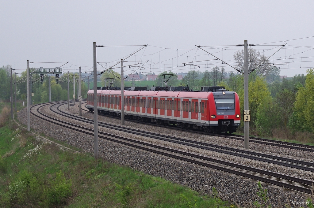 423 135 und ein weiterer ET 423 waren als S2 nach Petershausen unterwegs. Aufgenommen am 3.5.13 in Asbach