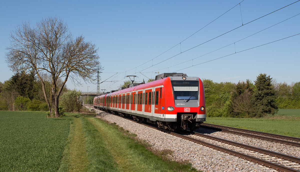 423 154-4 war als S2 nach Erding unterwegs und konnte somit am Vormittag des 30.04.17 bei Heimstetten fotografiert werden.