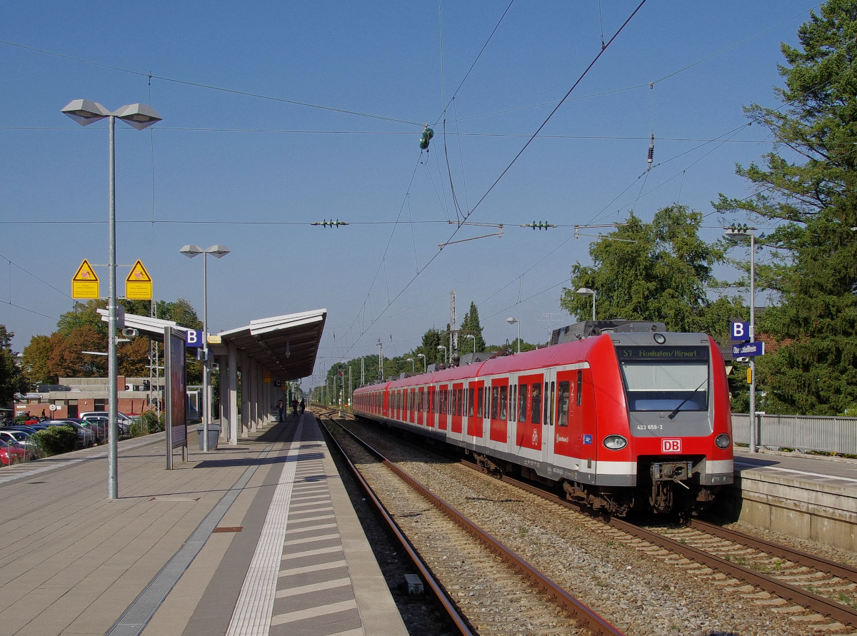 423 159 und ein weiterer 423er sind gerade als S1 nach Freising/Flughafen München in Oberschleißheim eingefahren. Eigentlich waren wir an diesem sehr heißen Septembertag in Sachen Luftverkehr unterwegs. Nach dem Besuch im Deutschen Museum (Flugwerft)Oberschleißheim ging es wieder zurück nach Klais. 14.09.2016