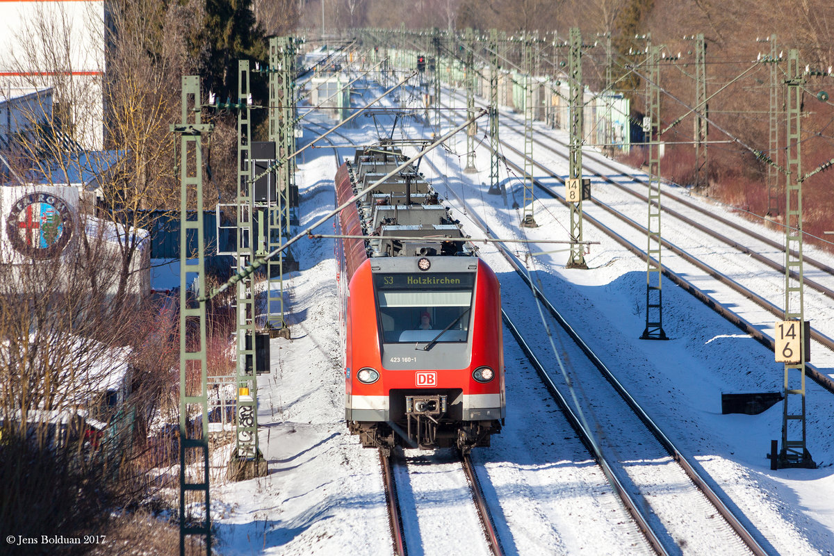 423 160 arbeitet sich durch den Mastenwald bei Gröbenzell. 29.12.2017