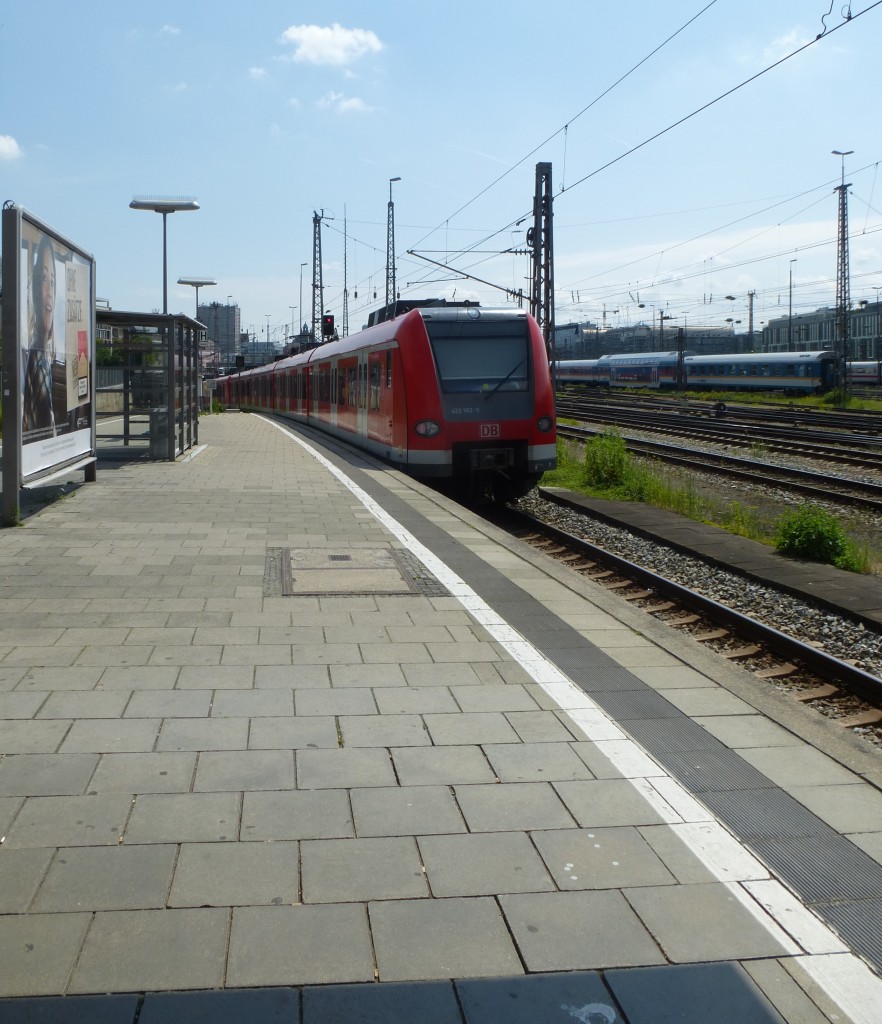 423 163-5 fährt hier am 12.06.2014 aus dem S-Bahnhof München-Hackebrücke aus.