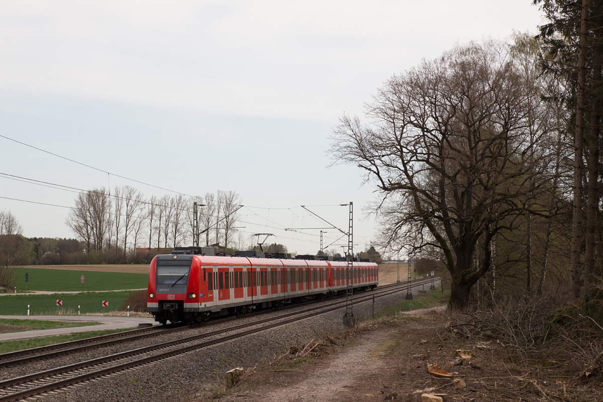 423 174-2 als S2 nach Altomünster ist am Vormittag des 16. April 2015 in Poing unterwegs.