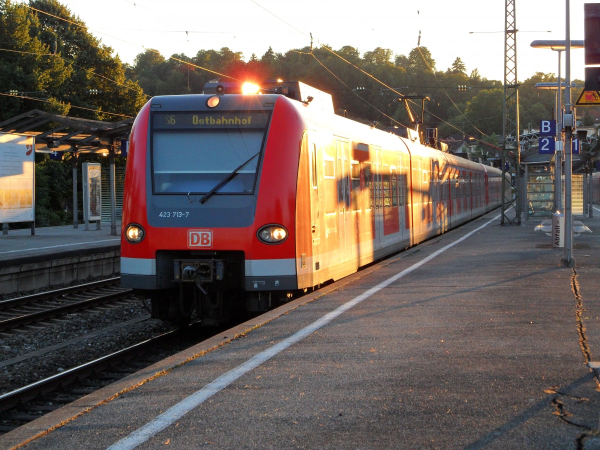 423 213 ist als Vollzug auf der S6 (8603) zum Ostbahnhof und danach nach Steinhausen zum wenden unterwegs. Am 04.09.13 steht er bei Sonnenuntergang am Anfangsbahnhof Starnberg.