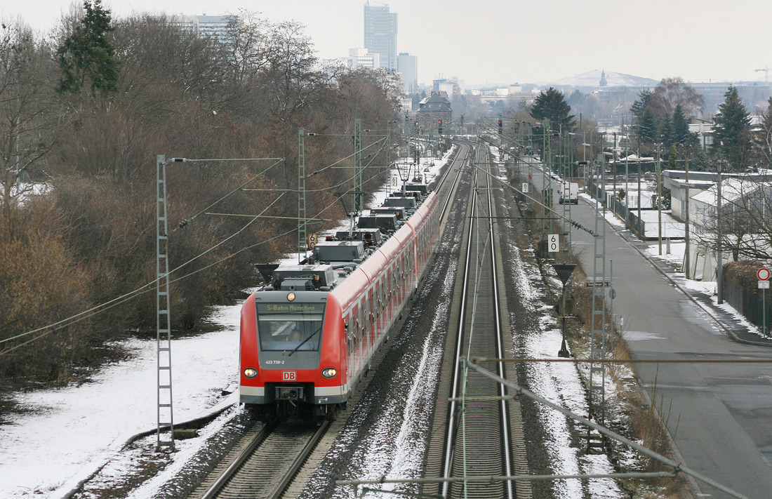 423 239 + 423 213 der S-Bahn München auf dem Weg von München-Steinhausen nach Krefeld-Linn.
Ziel der Fuhre ist das Ausbesserungswerk Krefeld-Oppum.
Fotografiert am 6. März 2009 in Frankfurt-Oberrad.