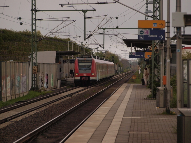 423 255-9 steht hier in Allerheiligen am Bahnsteig Gleis2.
Er ist als S11 nach Bergisch Gladbach unterwegs am Sonntag den 24.42.2016