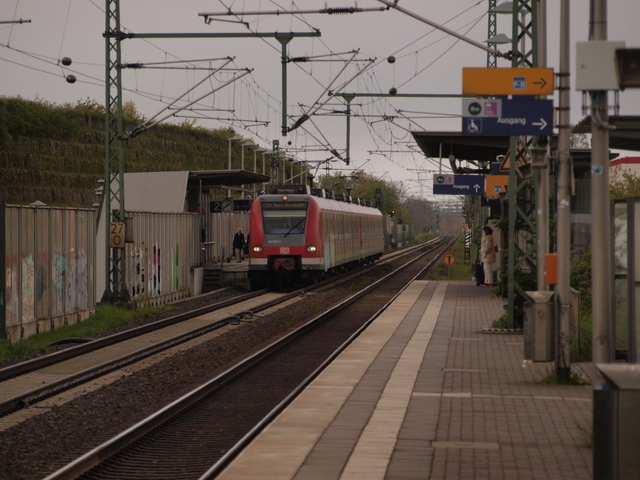 423 255-9 steht hier in Allerheiligen am Bahnsteig Gleis2.
Er ist als S11 nach Bergisch Gladbach unterwegs am Sonntag den 24.42.2016