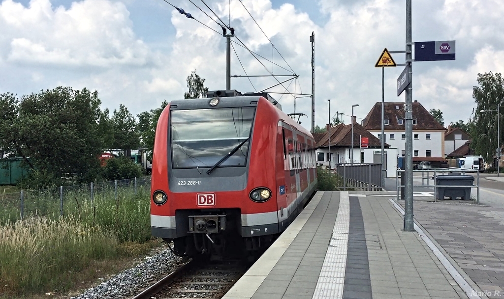 423 288, einer der vielen ET423 der S-Bahn München erreichte als  S2 Erding  am 8.6.2018 den Haltepunkt Markt Indersdorf. 